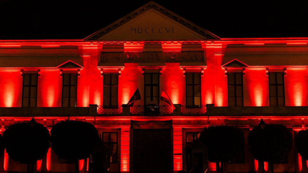 Vörösbe borult Budapest az üldözött keresztényekért