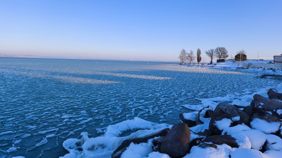 Kilenc éve nem volt ilyen: teljesen befagyott a Balaton