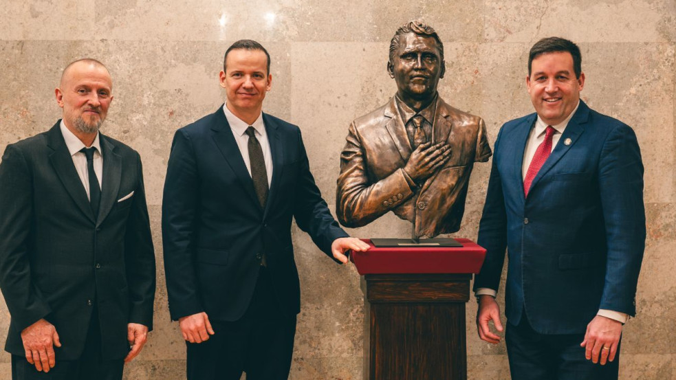 Charlie Kirk-szobrot ajándékozott a Mi Hazánk a meggyilkolt keresztény aktivista családjának