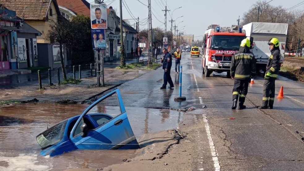 Teljesen elnyelt a föld egy arra haladó autót a 16. kerületben
