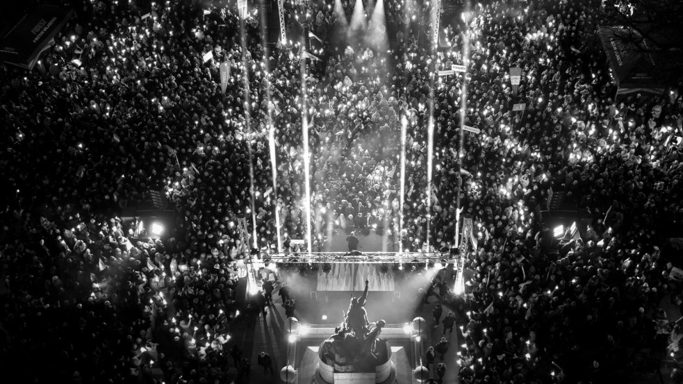 Lehallgatott miniszter, beszervezett újságírók: Totális hírszerzési offenzíva érte Magyarországot