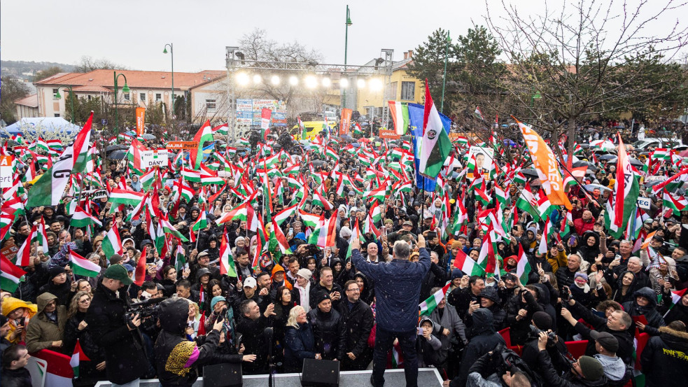 Percről percre: a Mi Hazánk jelöltjei nem lépnek vissza, egy felmérés szerint tömegek tartanak választási csalástól