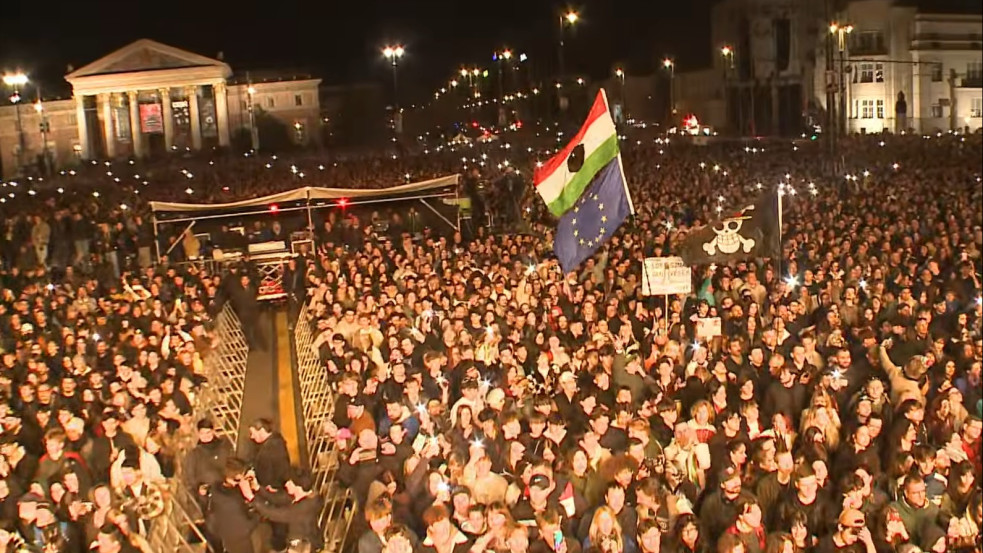 Percről perce: Palesztinát éltették a Hősök terei rendszerbontó koncerten, egymillió kézfogásra készül a Fidesz