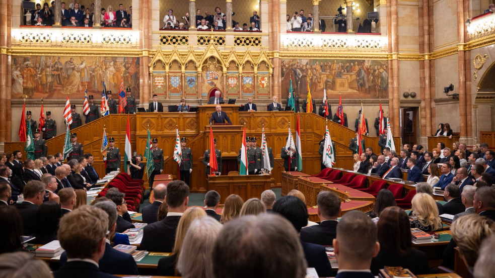 Sulyok Tamás aláírta a Nemzetközi Büntetőbíróságból történő kilépés visszavonásáról szóló törvényt