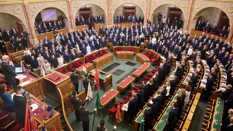 Példátlan összecsapásokat ígér a mai rendkívüli parlamenti ülés