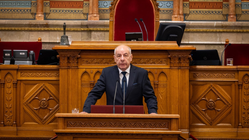 Sulyok aláírta a „Lex Orbánt”, de így is leváltanák