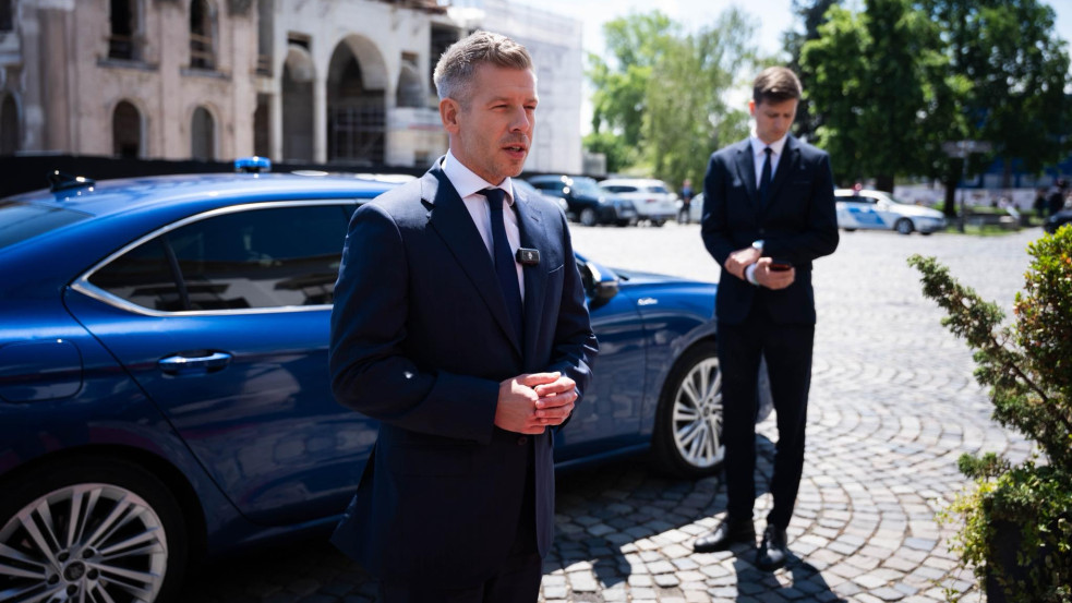 Vitatott nemzeti helyszínen lesz az első kormányülés