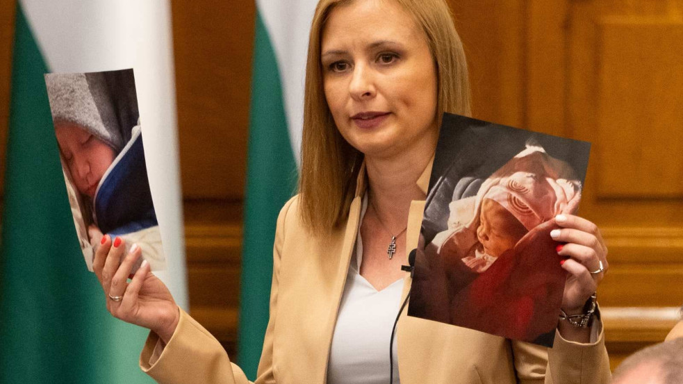 Szívhangtörvény: Dúró Dóra két kisbaba képét mutatta fel, a ház alelnöke felszólította, hogy tegye el