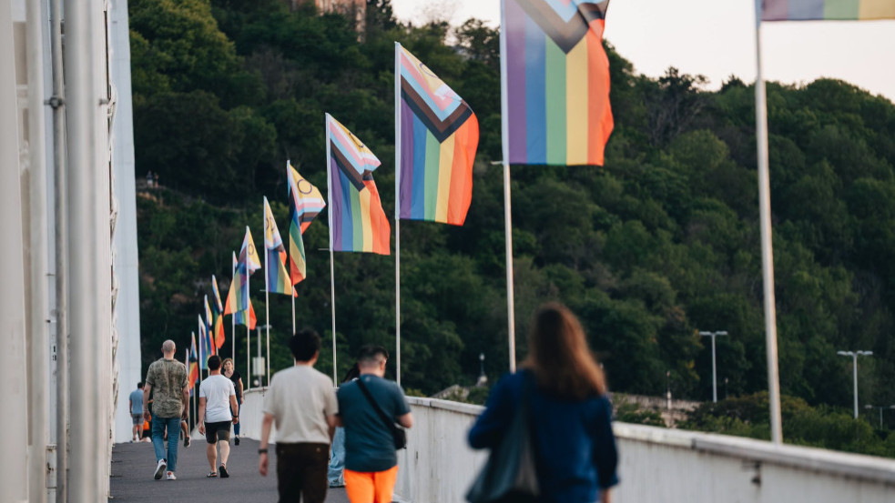 Megszólalt a férfi, aki a Dunába hajigálta a Pride-zászlókat az Erzsébet hídról