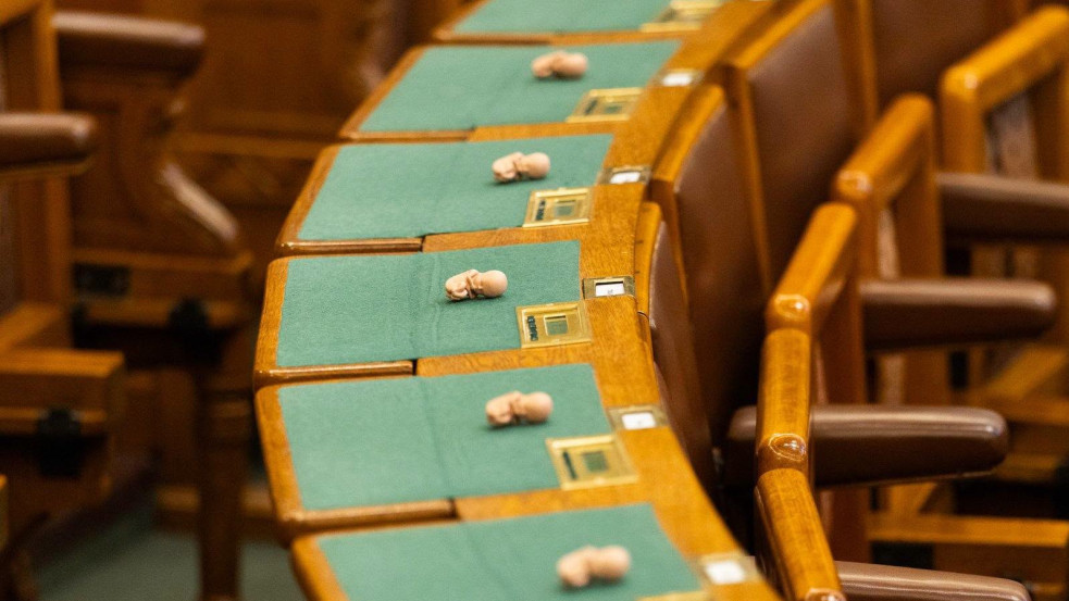 Magzatbabákat tett ki a Mi Hazánk a parlamenti képviselők asztalaira