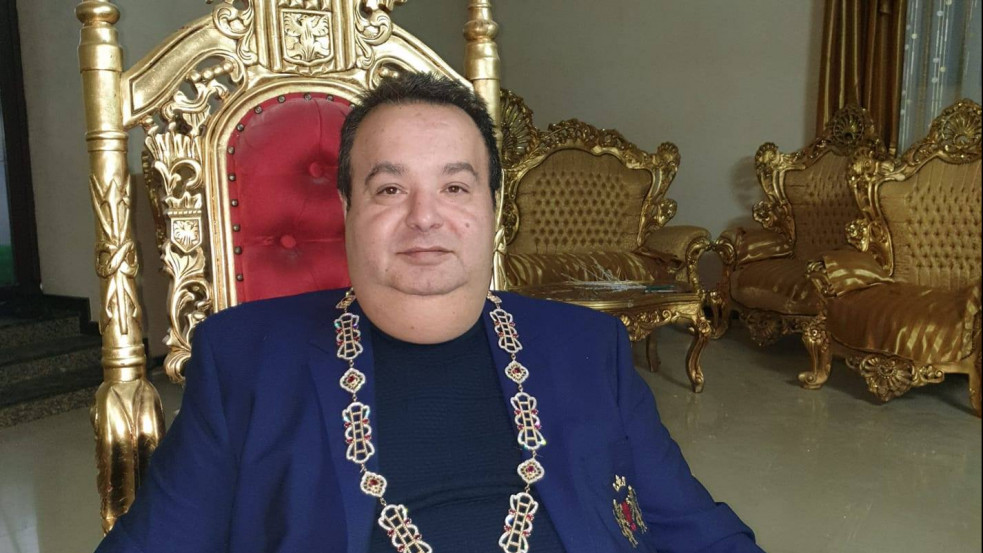 Ultimátumot adott Indiának a romák nemzetközi királya