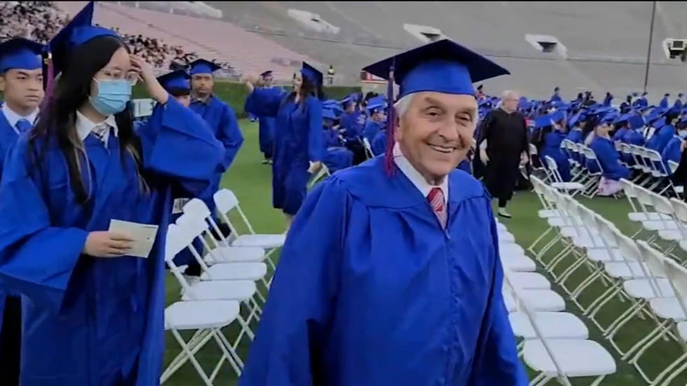 78 évesen kaphatta csak meg bizonyítványát, mert egy könyvvel még tartozott