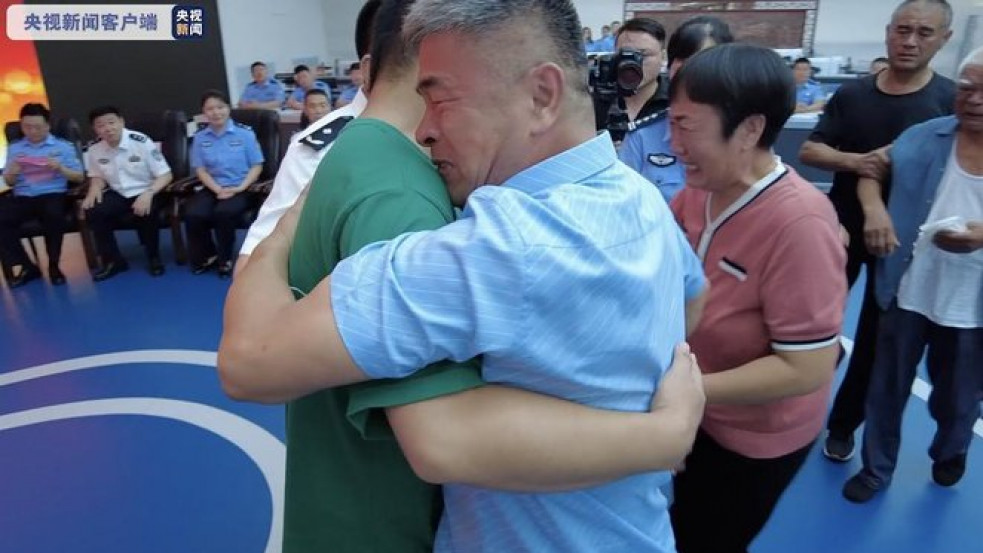 Hihetetlen történet: 24 év után találkozhatott elrabolt gyermekével egy kínai pár - videó