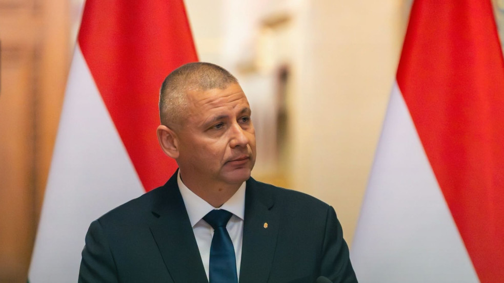 „Ki adta ki a parancsot?” – A honvédelmi miniszter nyíltan megszólította Orbán Viktort az aranykonvoj-ügyben