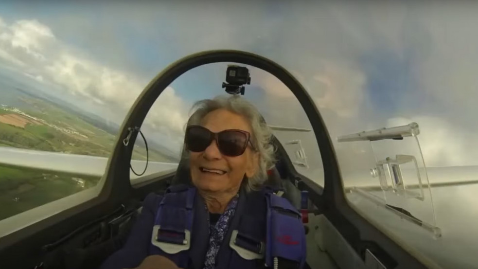 99 évesen is repülőbe pattant a brit légierő veteránja