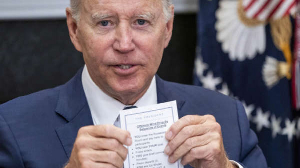 "Leülsz", "két percben röviden beszélsz" - ilyen súgókártyáról puskázik Joe Biden