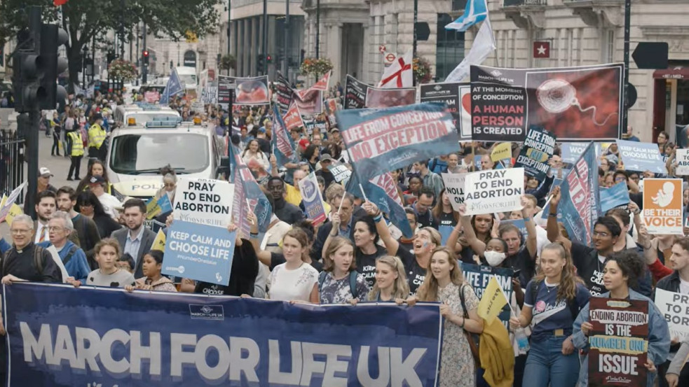 Rekordszámú demonstráló vett részt a brit életpárti meneten Londonban