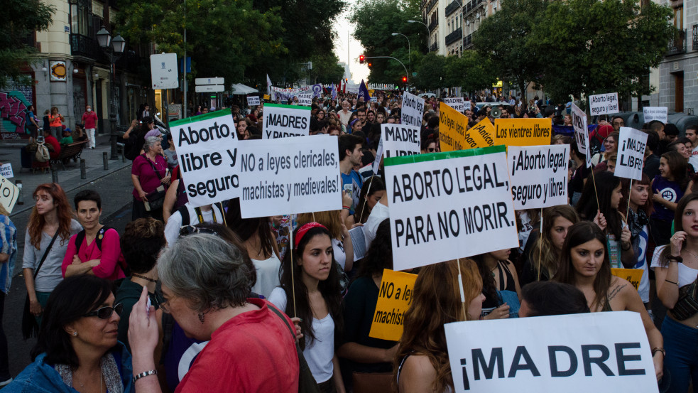 Spanyol törvényjavaslat: szülői beleegyezés nélkül végeztethetnének abortuszt a tinilányok