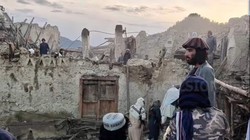 Több mint 900 ember életét vesztette egy afganisztáni földrengésben