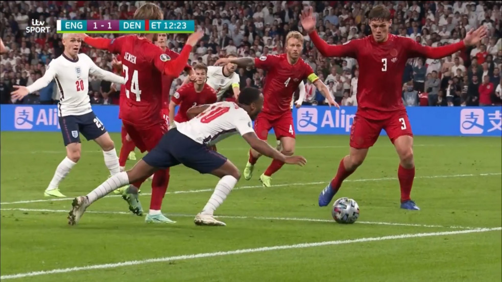 Lézer, két labda a pályán, látványos esés: ön szerint jogos volt az angoloknak ítélt 11-es? 