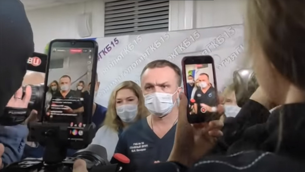 "Kész cirkusz" - totális kudarcba fulladt az oltásellenes celebek kórházlátogatása Moszkvában - videó
