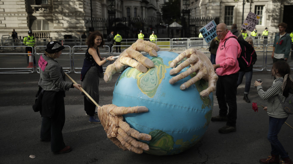 Bill Gates szerint nem a felmelegedés, hanem a szegénység ellen kell küzdeni