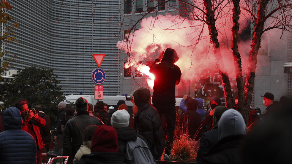 Kötelező oltás: harag az utcákon, dráma a kórházakban