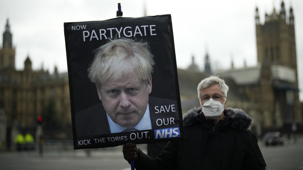 Covidparti, gazdasági bajok: Boris Johnson mélybe ránthatja a brit konzervatívokat