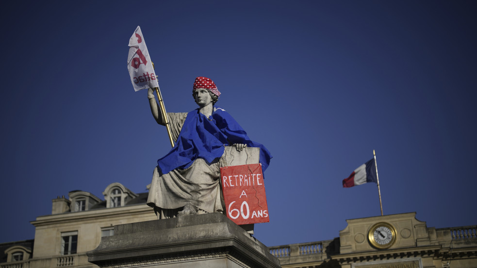 Brutális indulatokat váltott ki Macron lépése, mégsem visszakozik az elnök