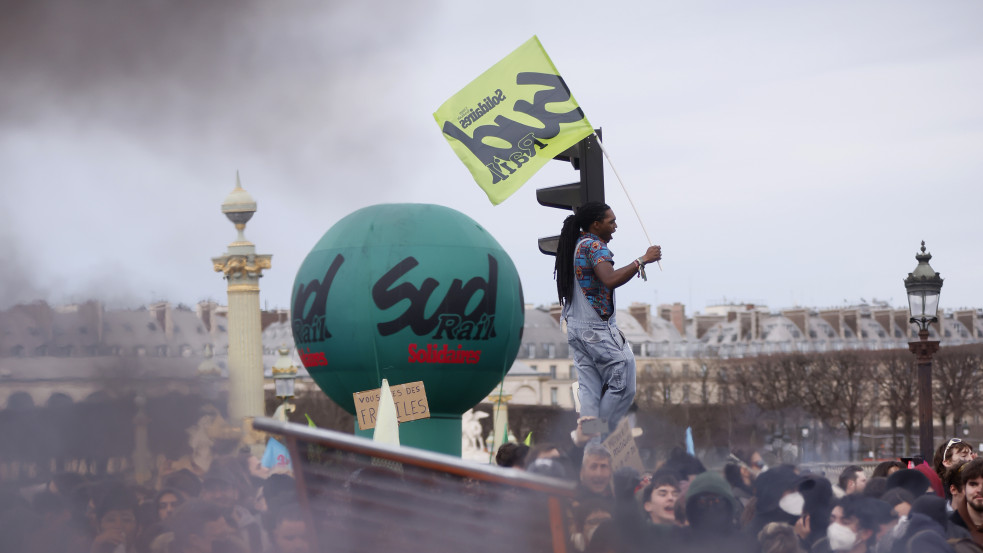 Nem szűnnek a nyugdíjtörvény miatti tüntetések, zavargások Franciaországban