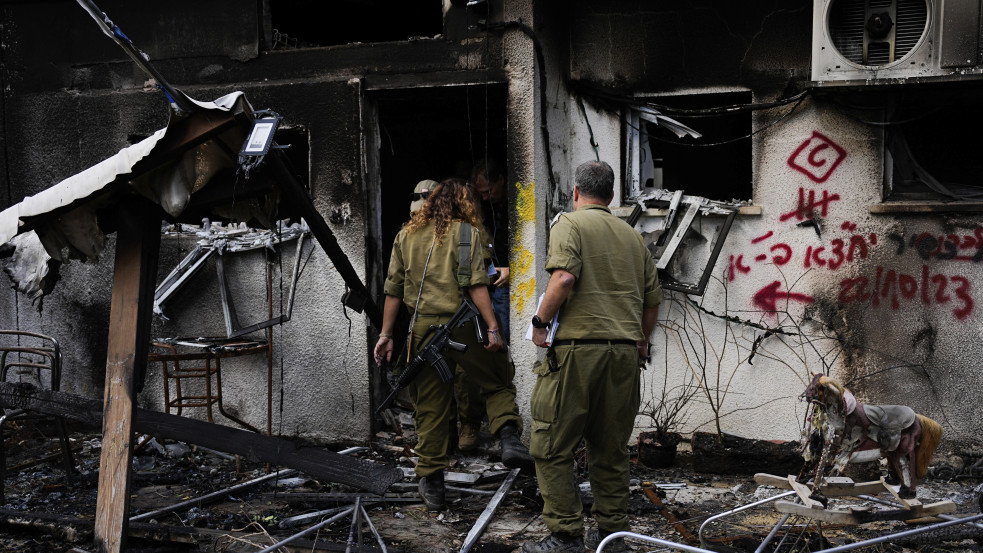 „Egyik kezével az ajtót tartotta, a másikkal a gyerekét altatta” – Budapestre látogattak a Hamász-terror túlélői