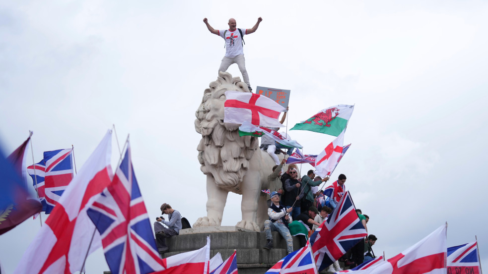 Forradalmi hangulatot hozott London utcáira Tommy Robinson