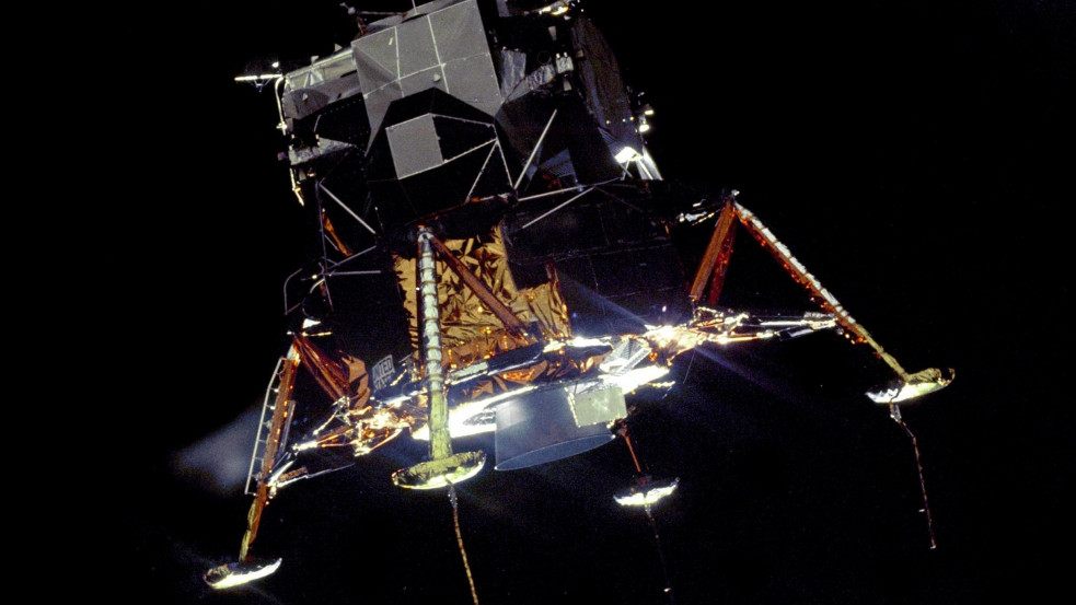 Még mindig a Hold körül keringhet az Apollo 11 felszállóegysége