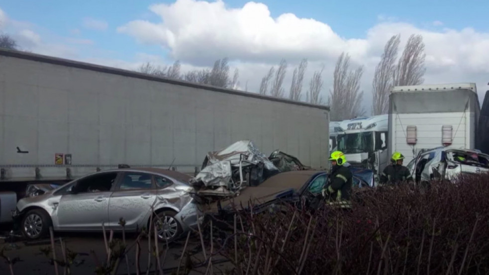 Tudósok szerint több kiváltó oka is lehetett az M1-es autópályán történt tömegbalesetnek