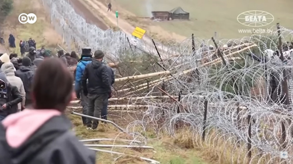 "Brutális támadás" - kidöntött fákkal ostromolják a lengyel határt a migránsok - felvétel