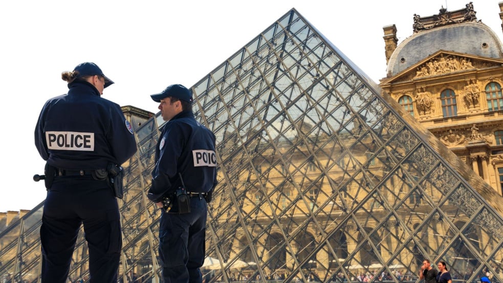 Őrizetben a Louvre-ékszerrablás két gyanúsítottja