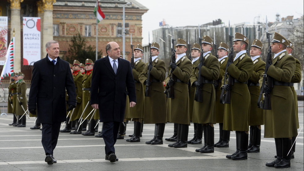 Honvédelmi miniszter: nem szabad előtérbe helyezni a háborús retorikát