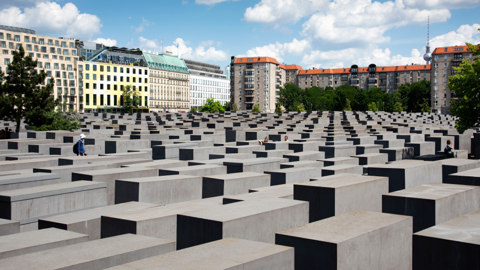Botrány: a berlini holokauszt-emlékművön táncolt egy német politikus
