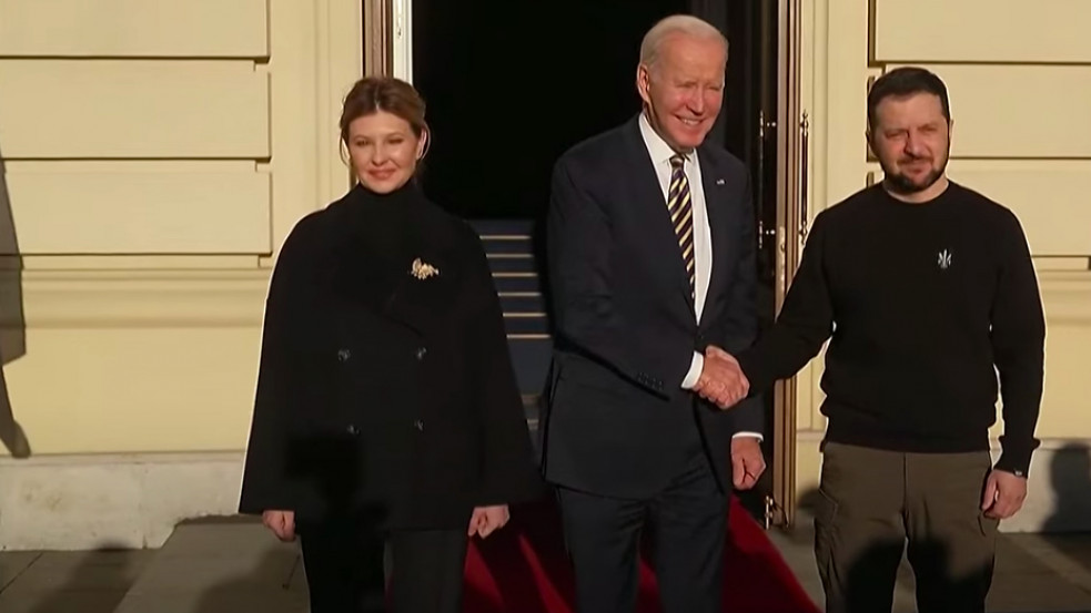 „Putyin hódító háborúja kudarcba fullad” - Biden váratlanul megjelent Kijevben - videó
