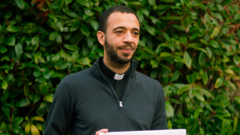 Szólásszabadságért tüntetett egy brit pap egy abortuszklinikánál, elvitték a rendőrök