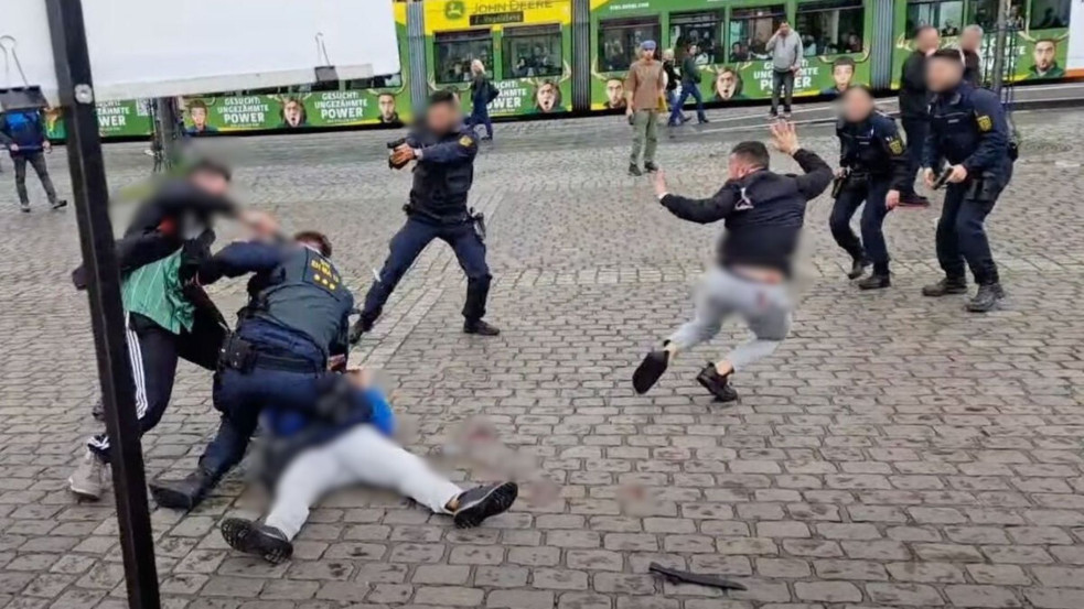 (+18) Iszlamista támadás Németországban: élő közvetítésben késelt a merénylő - videó