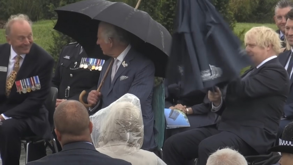 Nem bírt esernyőjével a brit miniszterelnök, óriási mém lett belőle - videó