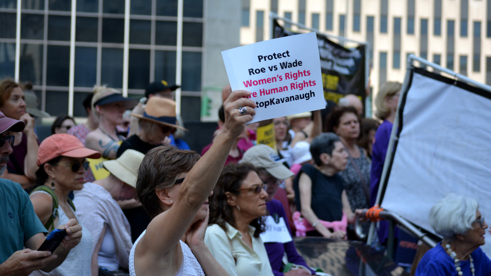 Abortuszpárti tüntetők miatt kellett menekülnie egy étteremből az amerikai bírónak