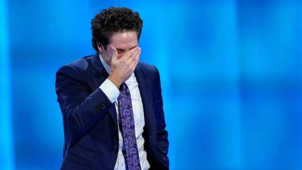 „Nem a félelem fog győzni!” - Joel Osteen sírva imádkozott a lakewoodi merénylő családjáért