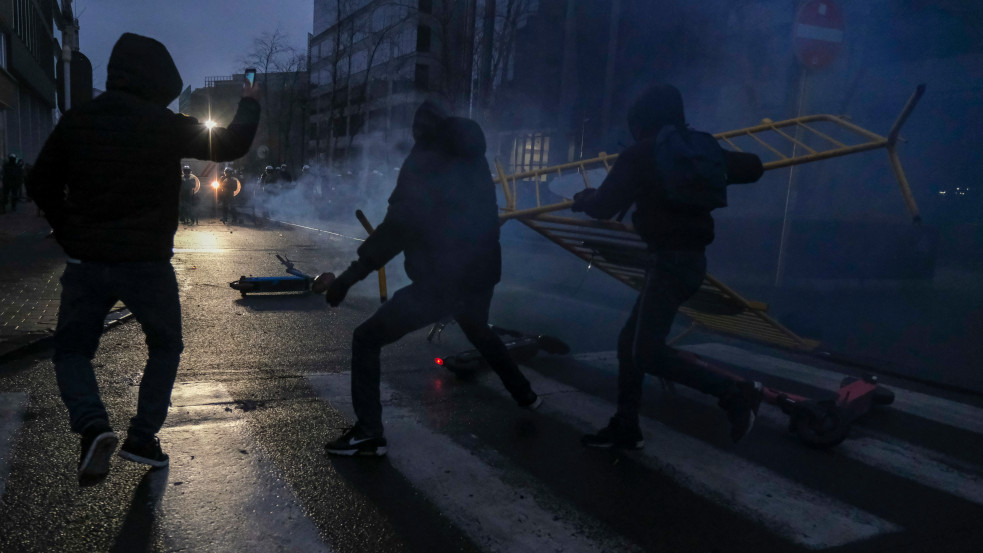 Uniós intézményt is megrongáltak az erőszakos Covid-tüntetők Brüsszelben: 50 ezren mentek utcára a korlátozások miatt