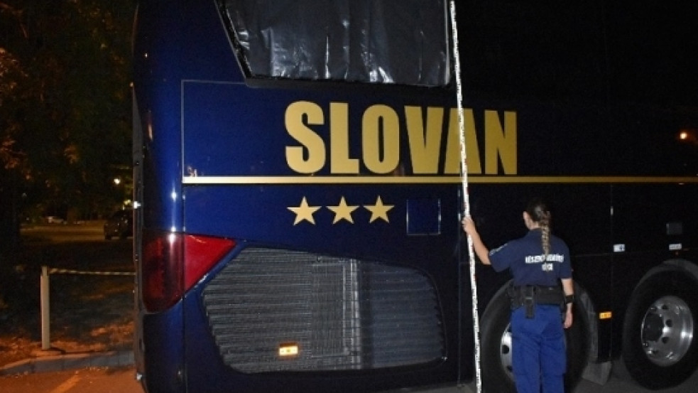 Kővel dobták meg a Slovan Bratislava buszát a Népligetnél