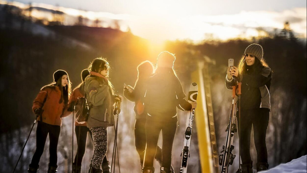 Biztonságban a hegyekben – így válassz családi téli sportbiztosítást síeléshez és snowboardozáshoz! (x)