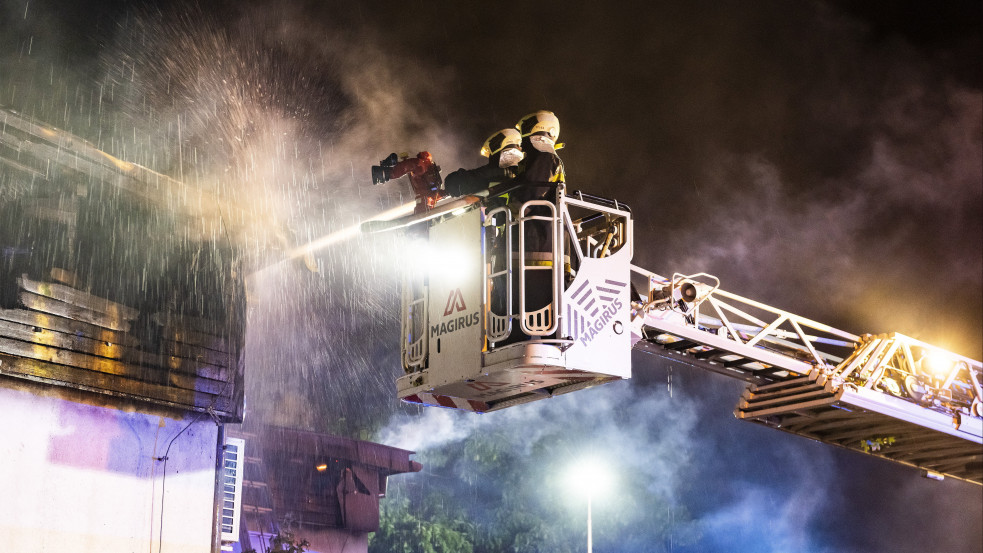 Hetek-exkluzív: nézze meg testközelből, hogyan küzdöttek a tűzoltók a hatalmas lángokkal Nyíregyházán