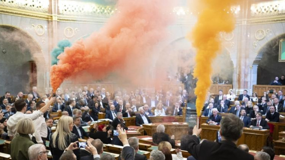 Drága mulatság volt a füstgyertyás parlamenti rendbontás