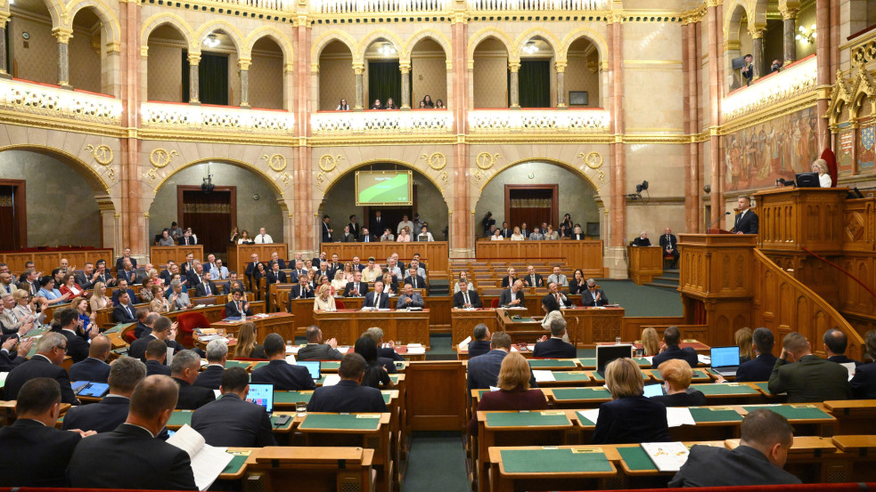 Seszták Miklóst őrizetben, Hankó Balázs a parlamentben várakozik